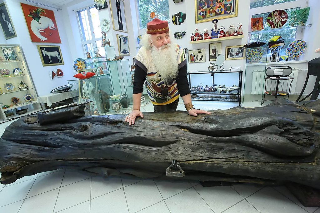 Александр Лысяков и его дерево-короб. Фото Татьяны Андреевой.