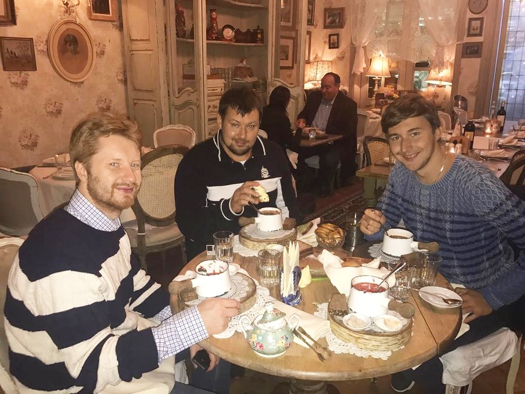 Свой выходной день Сергей (справа), по всей видимости, решил посвятить эмоциональной разгрузке и со своей командой посетил один из русских ресторанов Нью-Йорка. Фото: instagram.com