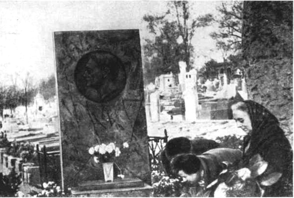 Аннет Видаль возлагает цветы на могилу Барбюса. Март, 1961. Фотограф неизвестен