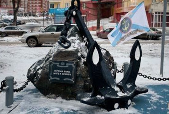 Памятник обошёлся морякам  в 120 тысяч рублей, из которых  40 000 — цена якоря. Неизвестный фотограф.