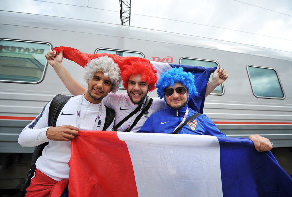 Встреча поезда с болельщиками Перу и Франции. Фото: Владимир Мартьянов
