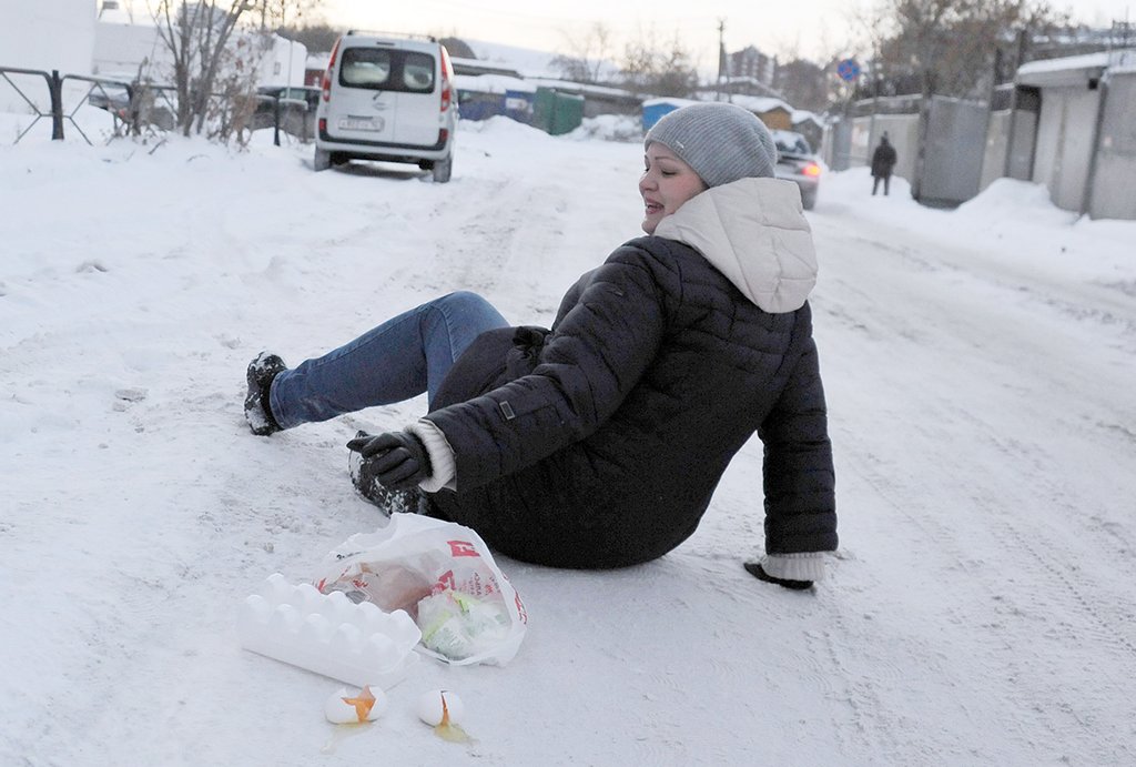 Тот, кто не почистил дорогу, отдаст деньги даже за разбитые на льду покупки . Фото: Павел Ворожцов