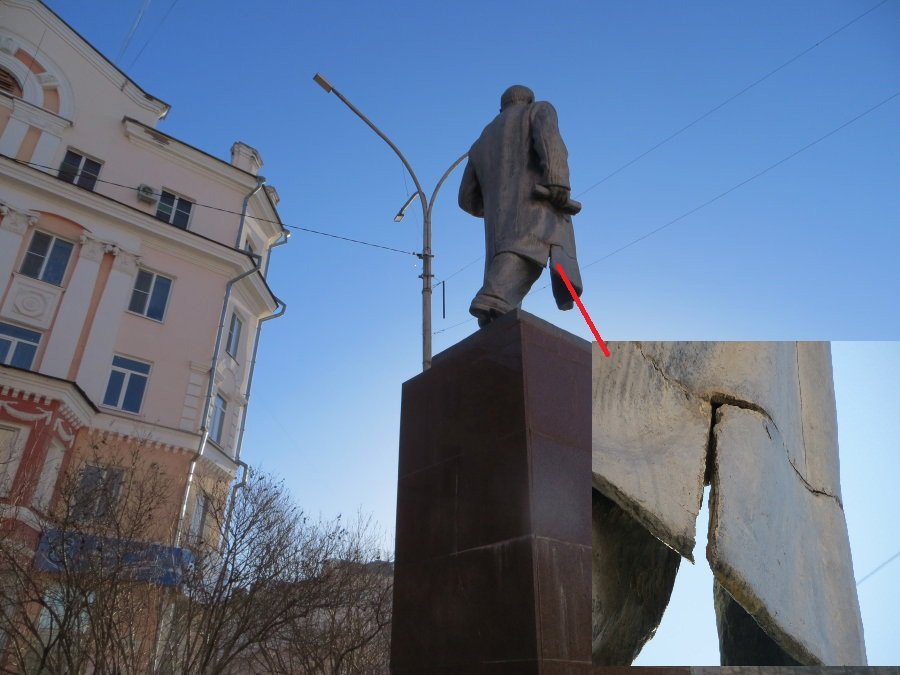 «Пальто» Владимира Ильича прохудилось два года назад,  но залатать дыру некому. Фото: Михаил Секерин