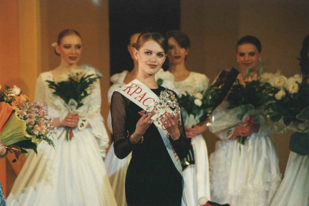 Людмила Попова (в центре) вручает корону победительнице «Мисс Екатеринбург–1998». Фото: vk.com