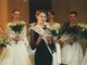 Людмила Попова (в центре) вручает корону победительнице «Мисс Екатеринбург–1998». Фото: vk.com