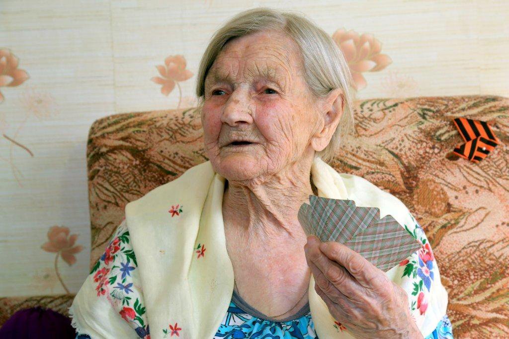 Несмотря на возраст, Анна Егоровна умело раскладывает пасьянс. Фото: Александр Маслов