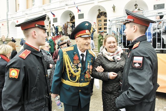 Владимир Бартенёв имеет большой опыт военно-патриотической работы на родном заводе, поэтому общаться с молодёжью ему не привыкать. Фото: Алексей Кунилов