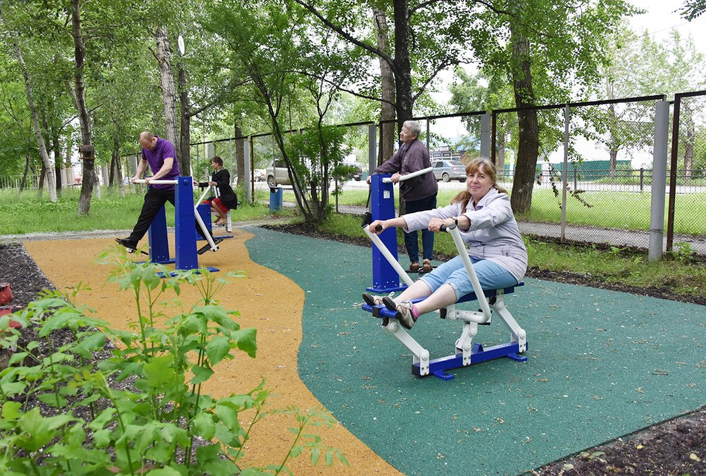 Упражнения — не забава для пенсионеров, а необходимость: тренажёры укрепляют здоровье. Фото: Алексей Кунилов