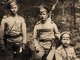 Пётр Щетинкин (в центре) во время Первой мировой войны. На груди у него полный набор Георгиевских крестов. Неизвестный фотограф.