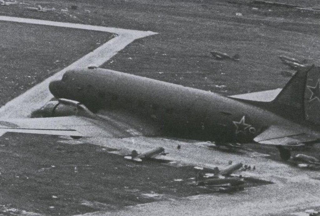 Ли-2 был создан на базе лицензионного производства американского самолёта "Дуглас" DC-3. Автор фото неизвестен