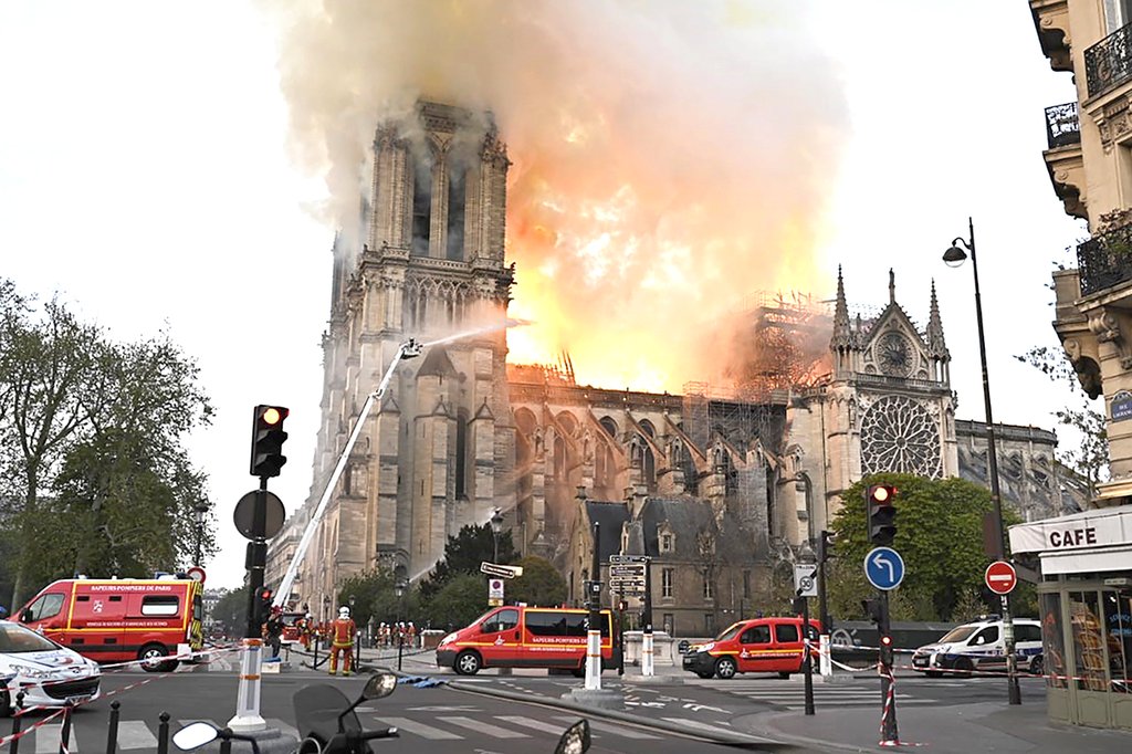Пожар в соборе Нотр-Дам-де-Пари (Парижской Богоматери)