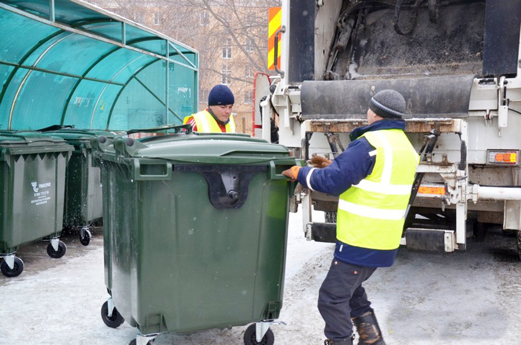На днях ЕМУП «Спецавтобаза»продемонстрировала современные пластиковые контейнеры для сбора бытовых отходов, которые установлены по городу. Фото: Владимир Тищенко