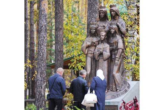 Памятник членам царской семьи  на территории монастыря. Фото: Александр Зайцев