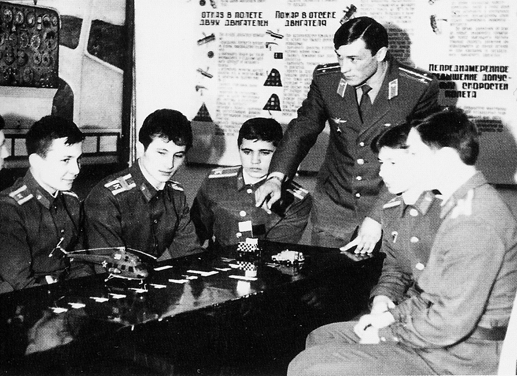 Сержант Родобольский (второй слева) — первокурсник Сызранского ВВАУЛ.1978 г. Фото: личный архив Игоря Родобольского