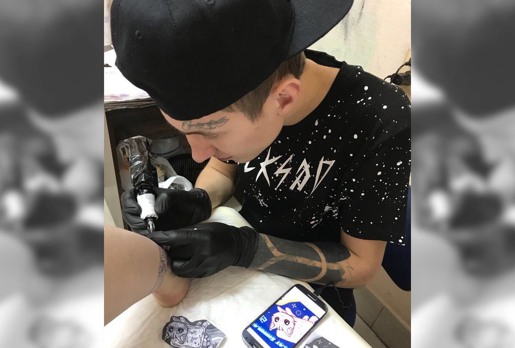 Впервые сделать татуировку Дмитрий попробовал в 14 лет. «Подопытными» были друзья. Фото из личного архива Дмитрия Обухова