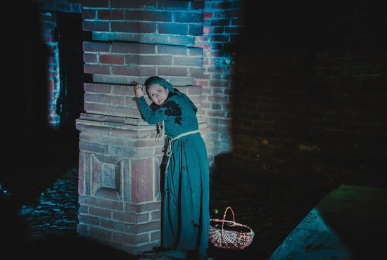 Наталья Соколова в сцене из спектакля «Пьемонтский зверь». Мрачные стены провиантских складов в полнолуние стали отличными подмостками для создания атмосферы женского монастыря, в котором поселилось зло. Неизвестный фотограф