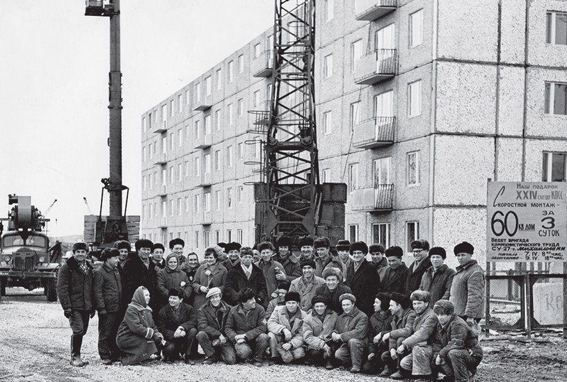 9 апреля 1971 года. Бригада Михаила Михайлова (сам он обведён кружком) на фоне только что построенного дома- рекордсмена по адресу: Крауля, 72. Неизвестный фотограф