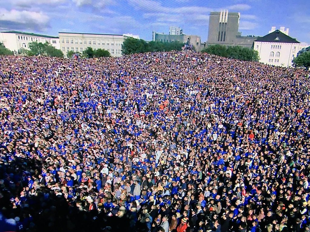 Около 15 процентов населения Исландии были на стадионе  в Сен-Дени. Остальные собрались поддержать свою команду на площади в Рейкьявике. Фото: vk.com