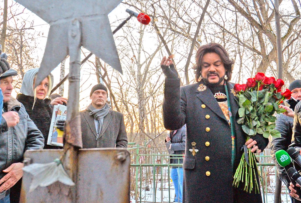 Филипп Киркоров перед концертом приехал на Ивановское кладбище, чтобы навестить могилу своего родственника, артиста цирка Виктора Маниона. Фото: Павел Ворожцов