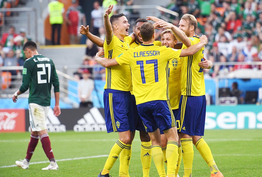Швеция обходит Мексику... Но в плей-офф проходят обе команды. Фото: Донат Сорокин/ ТАСС