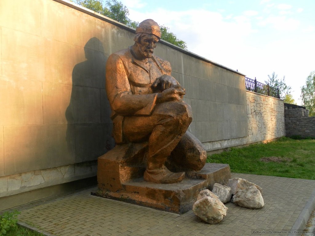 Памятник Ерофею Маркову в Историческом сквере Берёзовского изначально был чёрного цвета. Несколько лет назад его перекрасили. Разумеется, в цвет золота. Автор фото неизвестен.