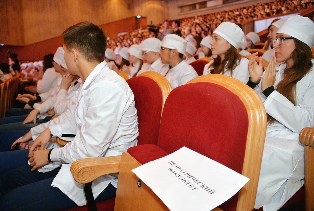 Студенты-первокурсники Уральского государственного медицинского университета