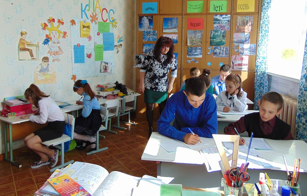 На некоторых уроках вся школа собирается в одном классе в полном составе. Фото: Галина Соколова