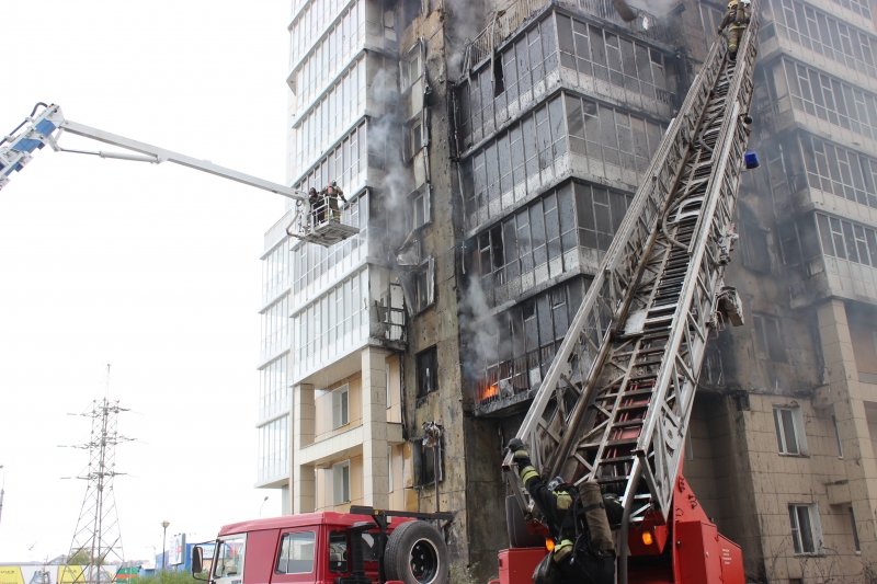 Тушение 25 этажного жилого дома в Красноярске. Фото: 24.mchs.gov.ru