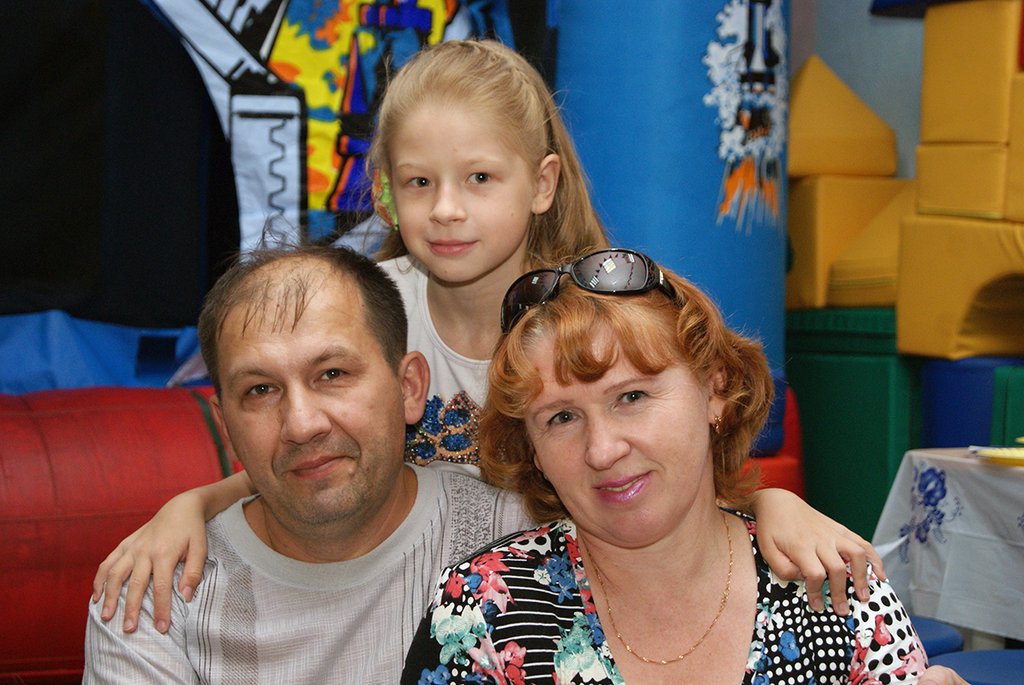 Николай Павлов с супругой Алёной  и дочкой Анастасией. Фото из архива семьи Павловых