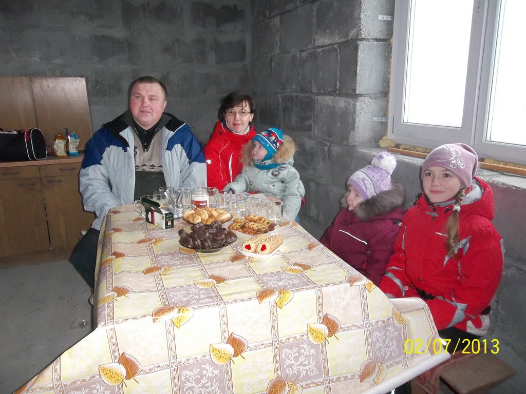 Владимир  и Юлия Паянки со всем своим весёлым семейством  в холодном (пока) доме угостили гостей чаем. Фото Людмилы Белокопытовой.