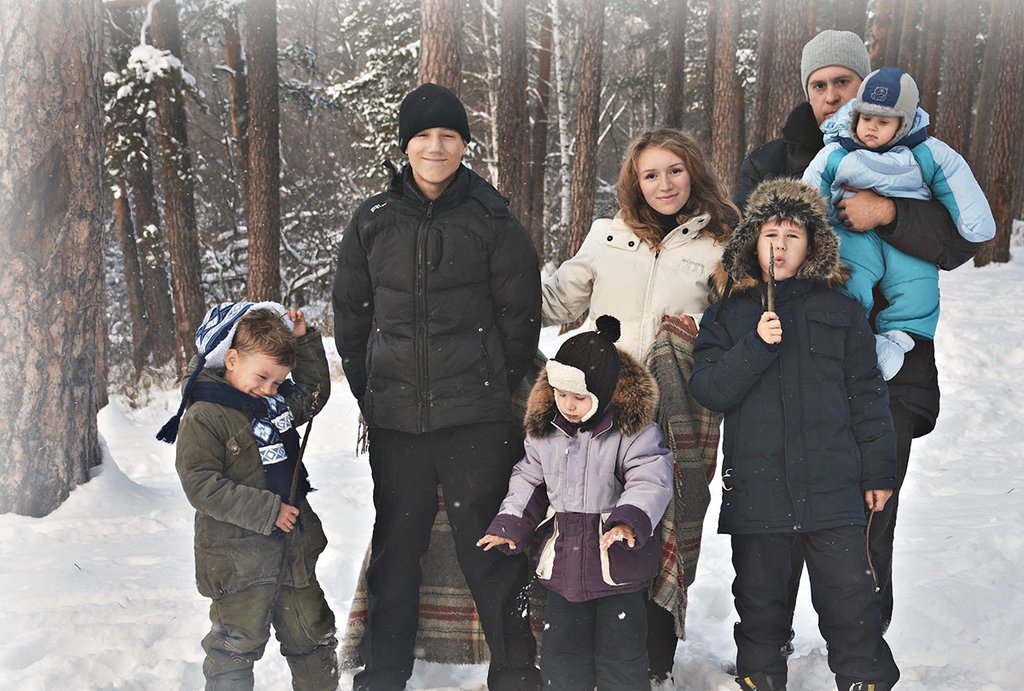 Светлана и Яков Вяземские и их пятеро сыновей. Фото: Асбестовский рабочий