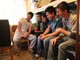 Латиноамериканские студенты, которые учатся в УрФУ, отремонтировали выброшенный кем-то телевизор и теперь все вместе смотрят матчи чемпионата мира по футболу. Фото Александра Пономарёва