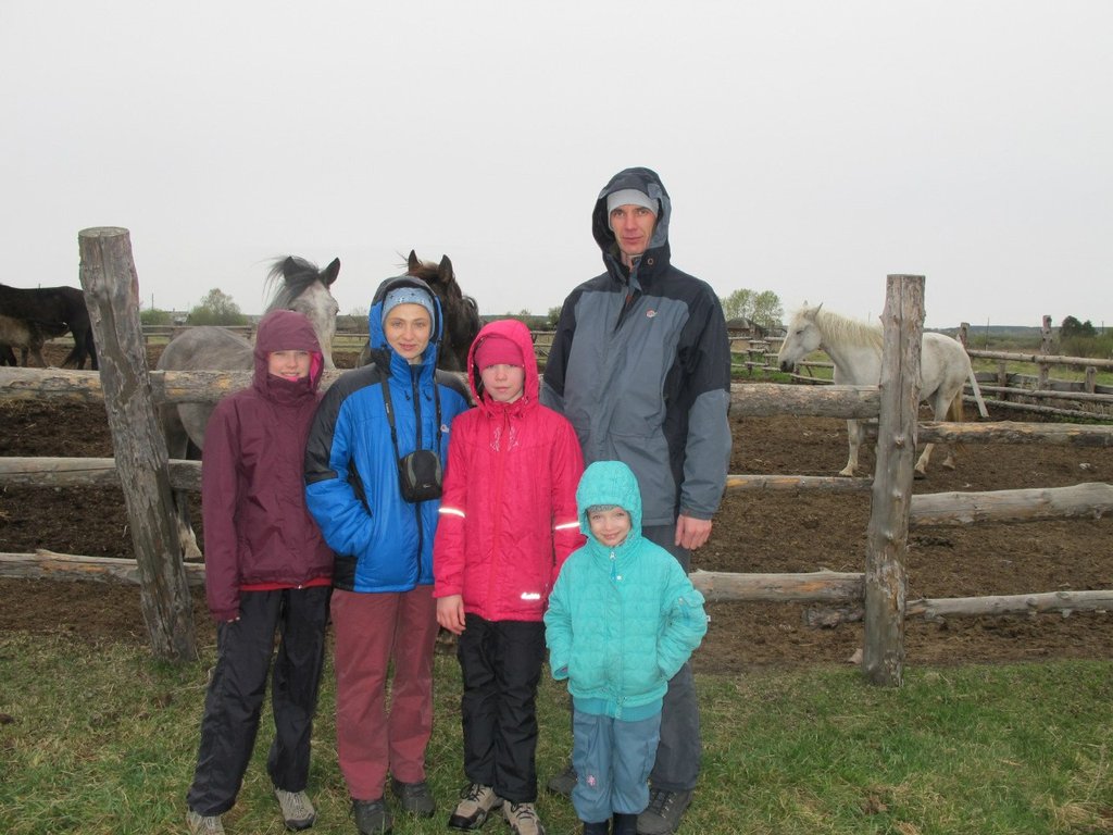 Яну Буторину (в синей куртке) с дочками Аней, Таней и Катей обеспечивает глава семьи Георгий – хирург-кардиолог. Неизвестный фотограф