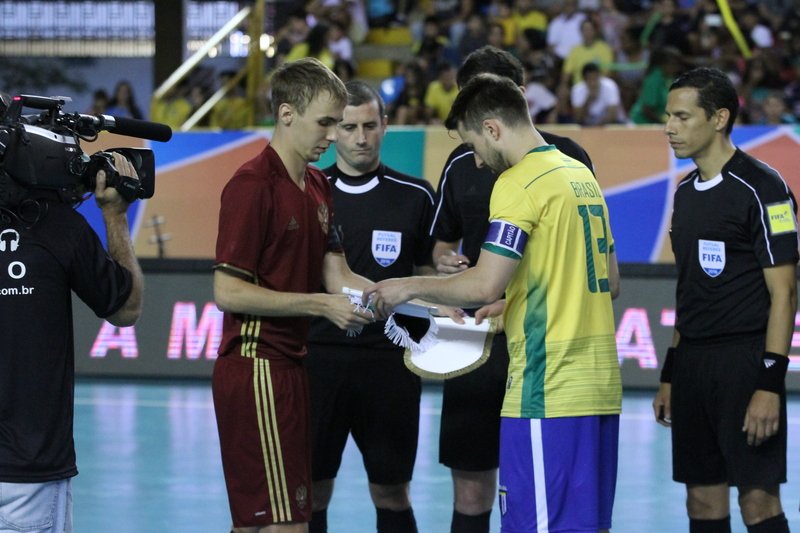 Никита Фахрутдинов (слева) перед началом финального матча со сборной Бразилии. Фото: amfr.ru