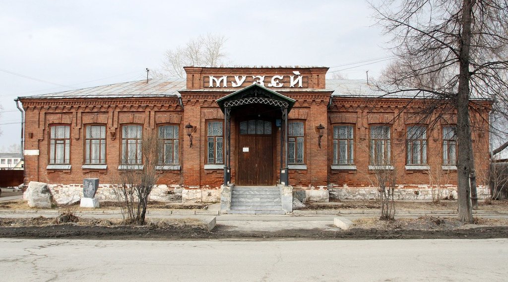 Музей в Полевском расположился в здании постройки  XVIII века, где раньше находилось земское мужское училище. Неизвестный фотограф