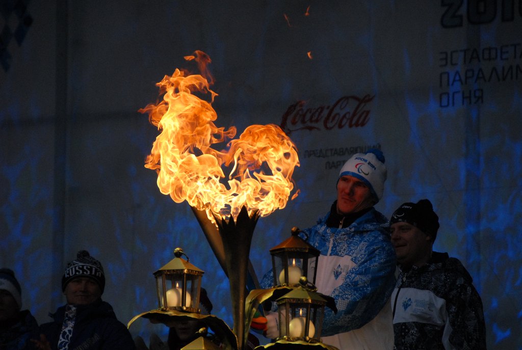 Один из этапов эстафеты Паралимпийского огня 28 февраля прошёл через Екатеринбург. Фото Александра Зайцева.