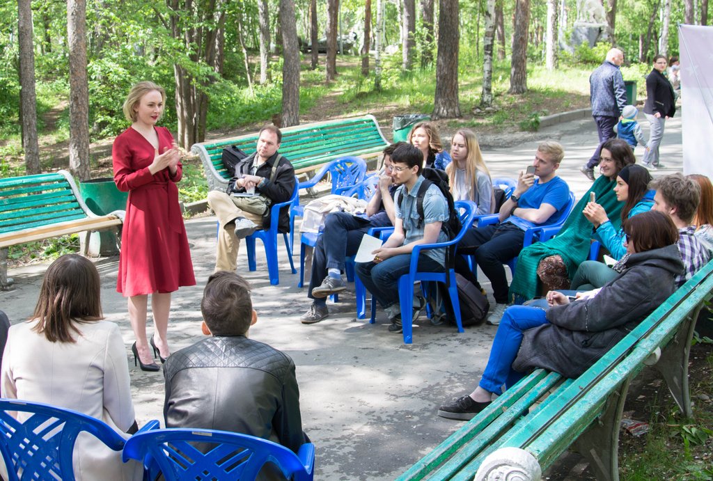 Библиотека имени В.Г. Белинского уже приучила своих посетителей к интеллектуальным играм  на открытом воздухе, которые особенно популярны у молодёжи. Фото: Анна Порошина