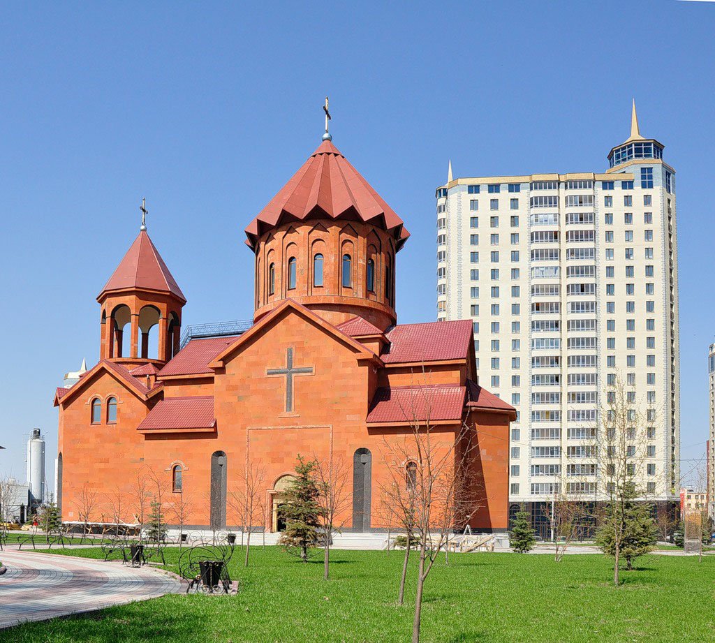 Армянский храм в Екатеринбурге находится на перекрёстке улиц Тверитина и Белинского. Автор фото неизвестен.