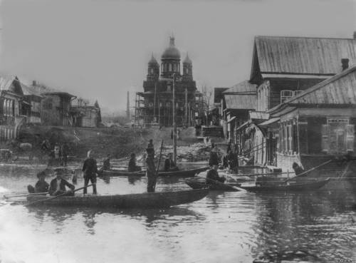 А вот так выглядел Красноуфимск ровно сто лет назад,  во время наводнения 1914 года. Фото - www.priuralie96.ru 