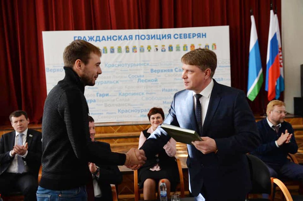 Управляющий Северным округом Евгений Преин подарил Антону Шипулину книгу о земляках