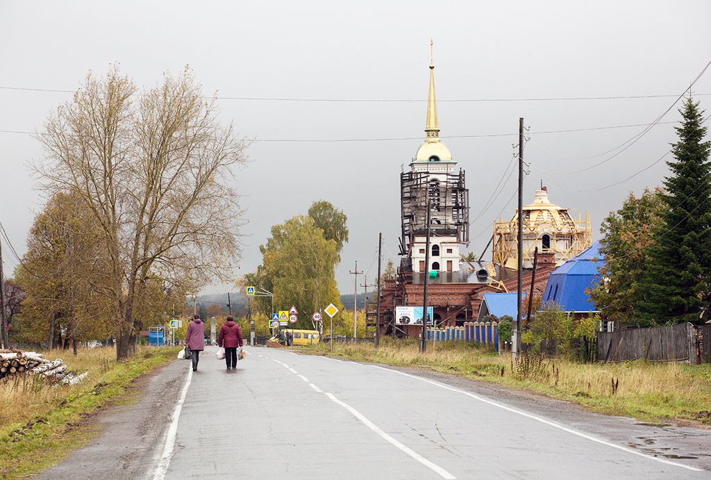 В Мраморском шпиль колокольни виден издалека,  теперь с неё отбивают ещё и время. Фото: Владимир Мартьянов