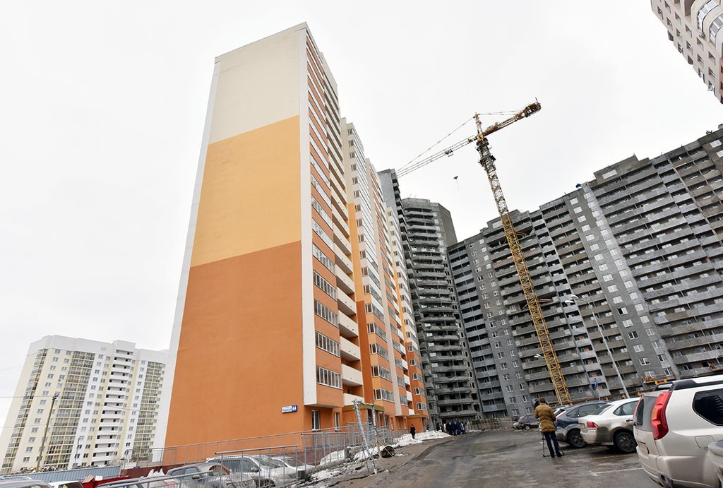Эксперты считают, что Екатеринбург достиг потолка в объёме продаж недвижимости - в городе строят слишком много жилья. Населения растёт не такими темпами, чтобы заполнять его. Фото: Алексей Кунилов