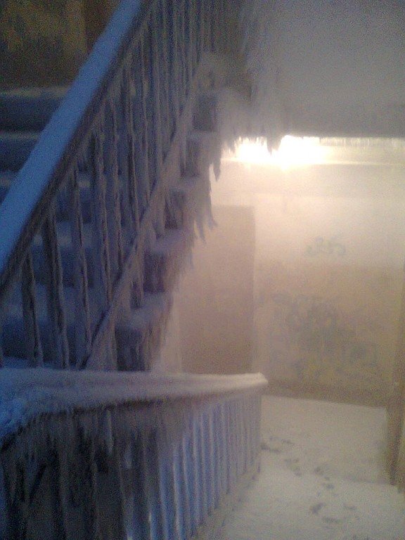 Недавно в серовском доме на улице Пристанционной прорвало трубы. На холоде ворвавшийся в помещение пар мгновенно осел на лестнице и стенах пышной изморозью. Неизвестный фотограф.
