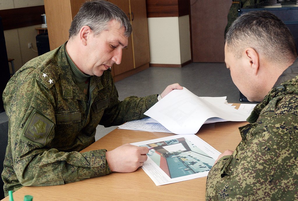 подполковник Игорь Петухов (слева) и майор Арсен Аджимавов