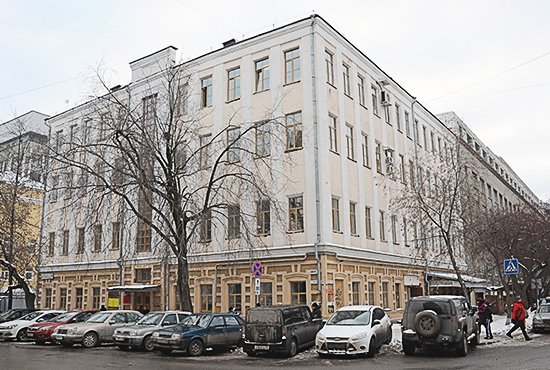 Здание по улице Вайнера, 2, где расположен  театральный институт, до 1985 года было учебным корпусом другого института – педагогического. Фото: Алексей Кунилов
