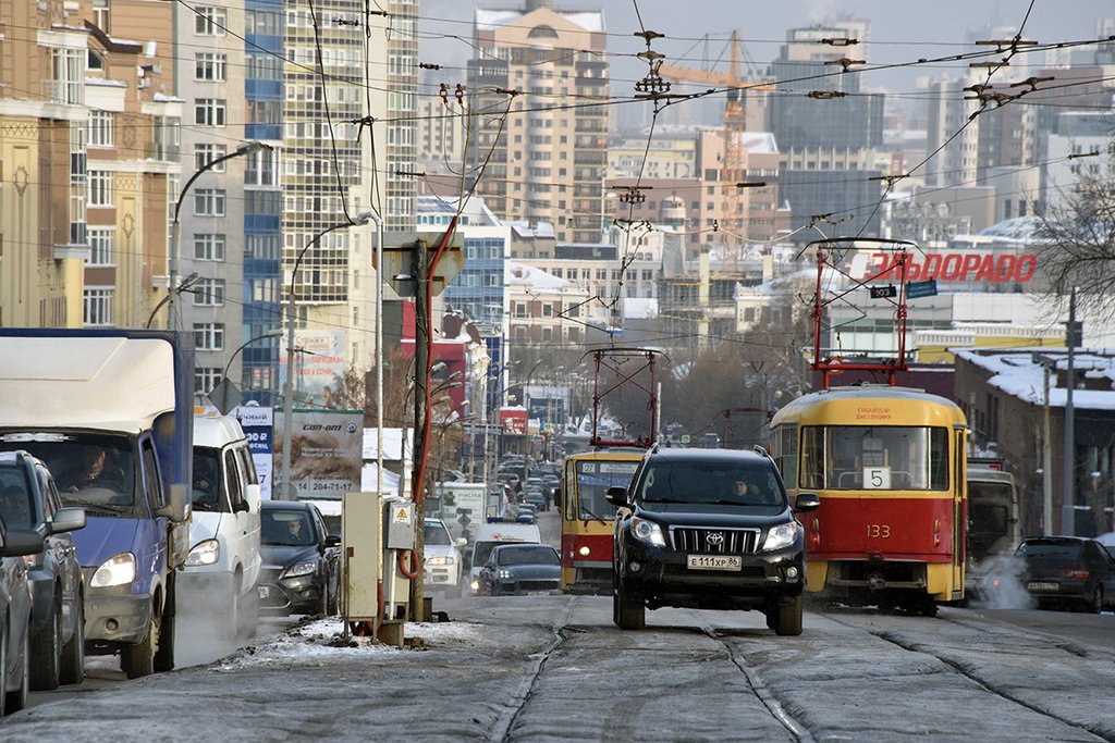 В 2018 году над трамвайными путями в центре Екатеринбурга будут устанавливать камеры, чтобы ловить водителей,  гоняющих по рельсам. Без этого обособление трамвайных путей разметкой не даёт результата. Фото: Алексей Кунилов