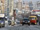 В 2018 году над трамвайными путями в центре Екатеринбурга будут устанавливать камеры, чтобы ловить водителей,  гоняющих по рельсам. Без этого обособление трамвайных путей разметкой не даёт результата. Фото: Алексей Кунилов