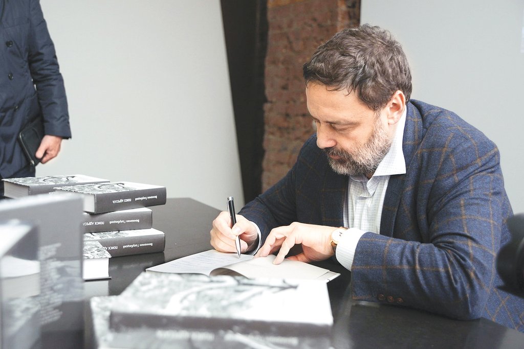 Вениамин Голубицкий подписывает книги для гостей на презентации в Москве. Фото: пресс-служба фотовыставки «уЛИЦА»