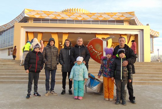 Младшие дети Фоминых впервые побывали в цирке. Фото: Галина Соколова
