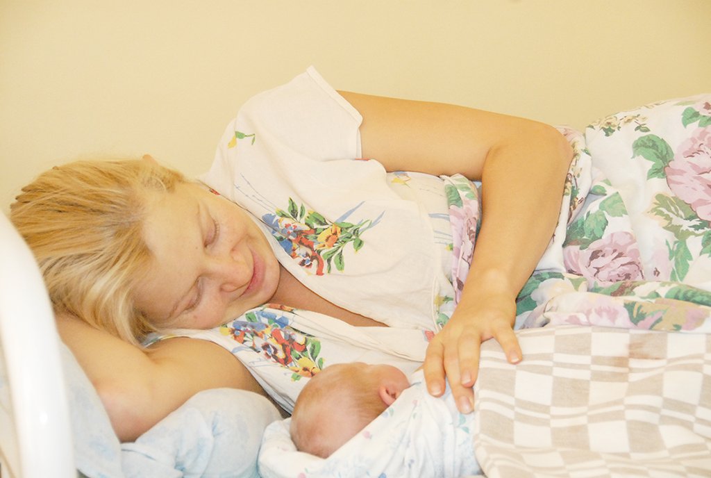 ВОЗ рекомендует сохранять грудное вскармливание как минимум первые три месяца жизни ребёнка, а потребность в материнском молоке сохраняется у малыша до полутора лет. Фото: Алексей Кунилов